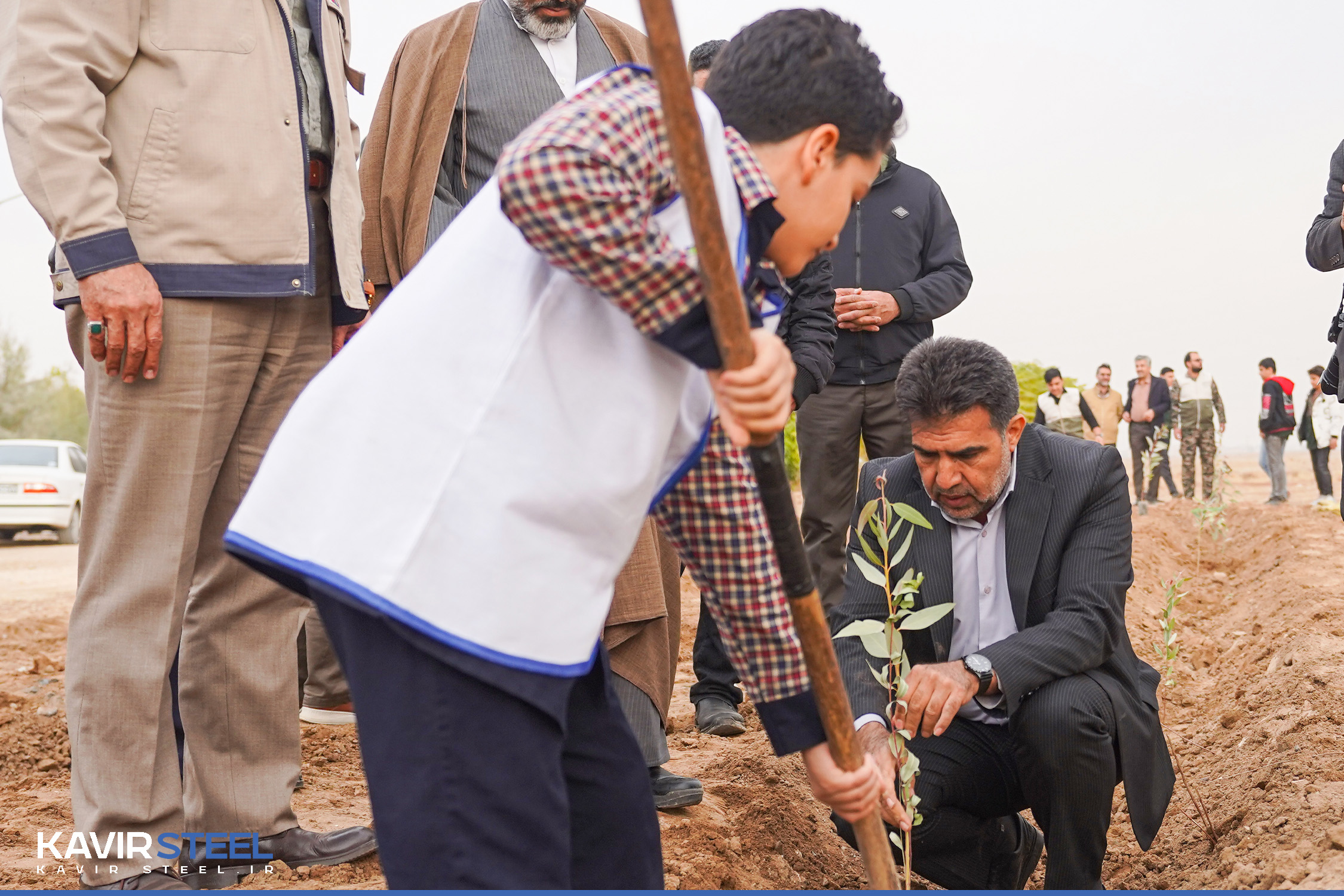 بازدید مدیرکل و رؤسای ادارات منابع طبیعی و آبخیزداری استان اصفهان از کارخانه فرآوری آب و پروژه‌ جنگل شهری فولاد کویر