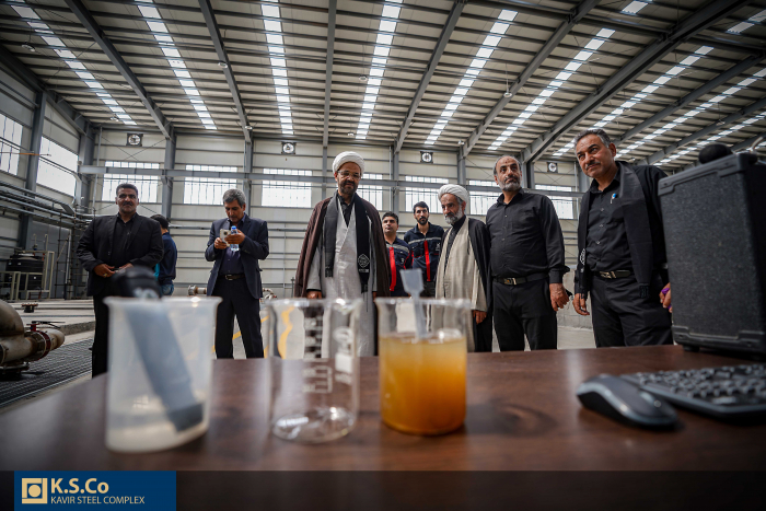 بازدید جمعی از مسئولین و مقامات استانی و شهری از کارخانه فرآوری آب مجتمع فولاد کویر