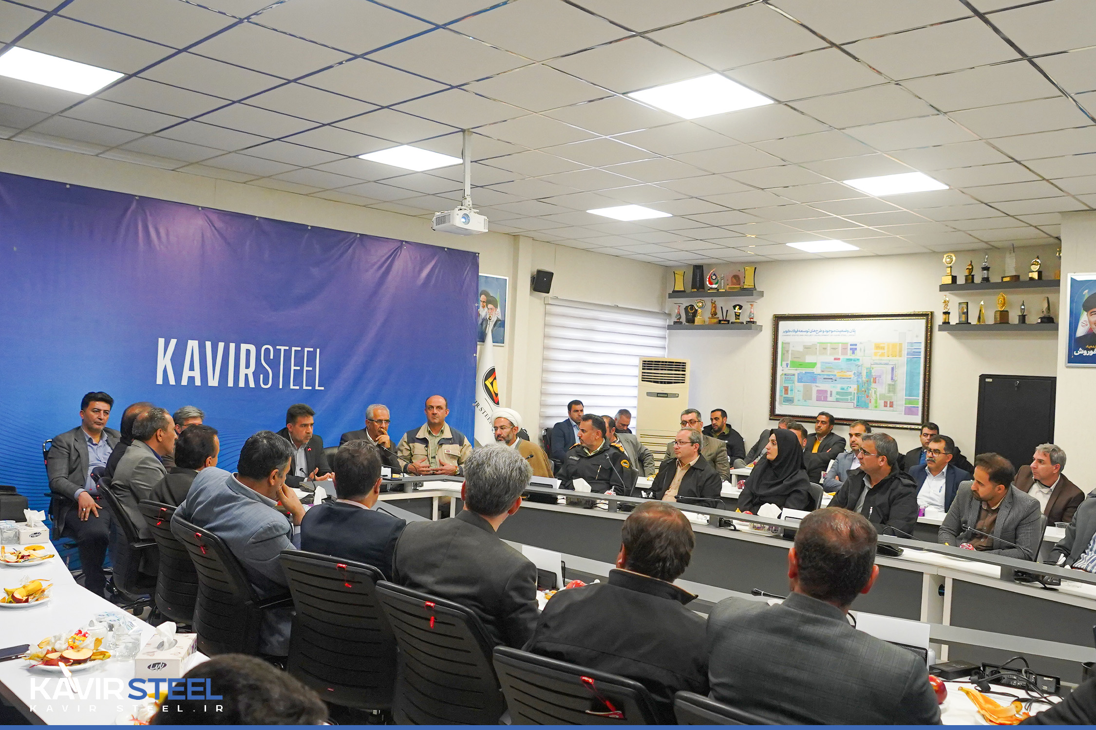 بازدید مدیرکل و رؤسای ادارات منابع طبیعی و آبخیزداری استان اصفهان از کارخانه فرآوری آب و پروژه‌ جنگل شهری فولاد کویر