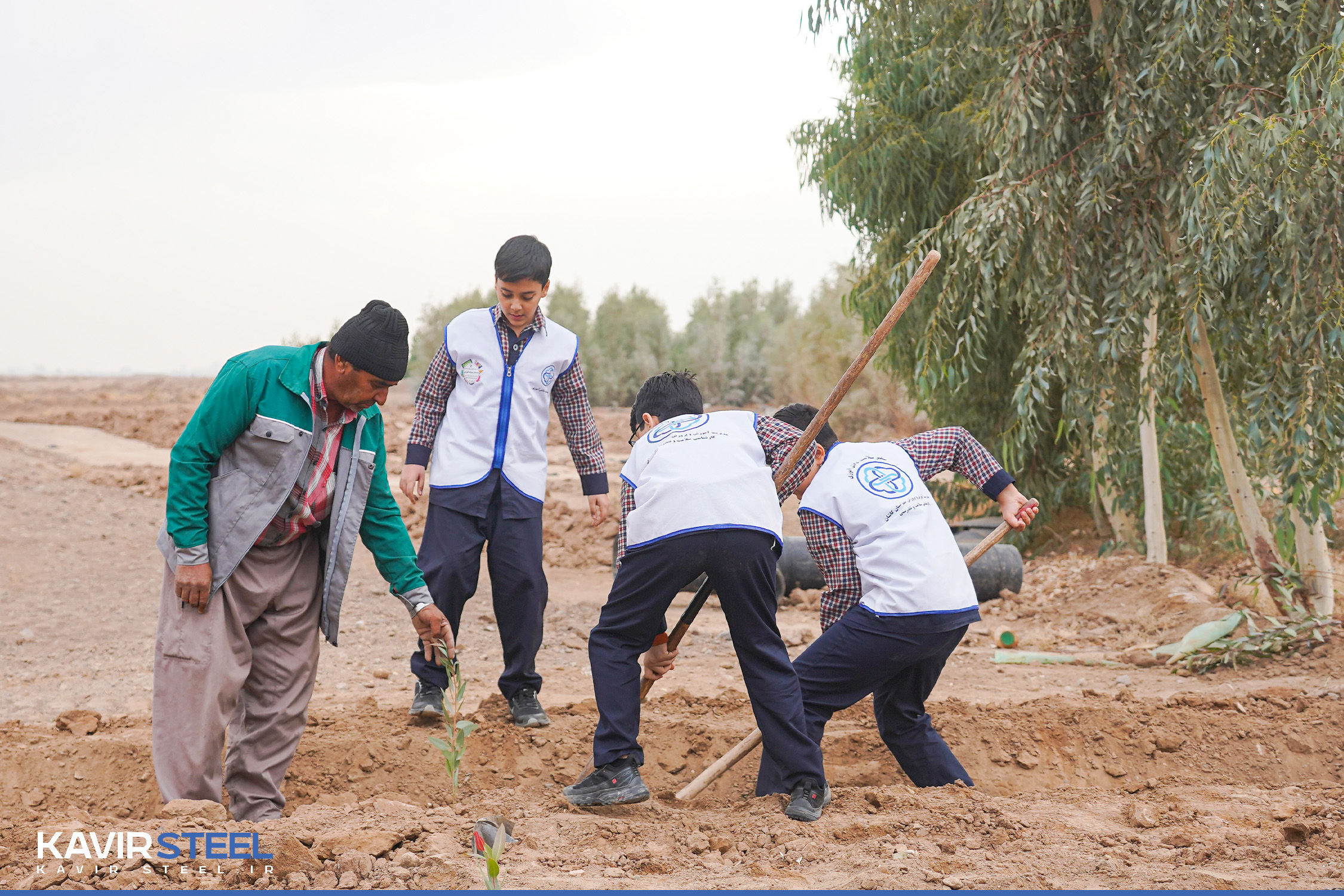 بازدید مدیرکل و رؤسای ادارات منابع طبیعی و آبخیزداری استان اصفهان از کارخانه فرآوری آب و پروژه‌ جنگل شهری فولاد کویر