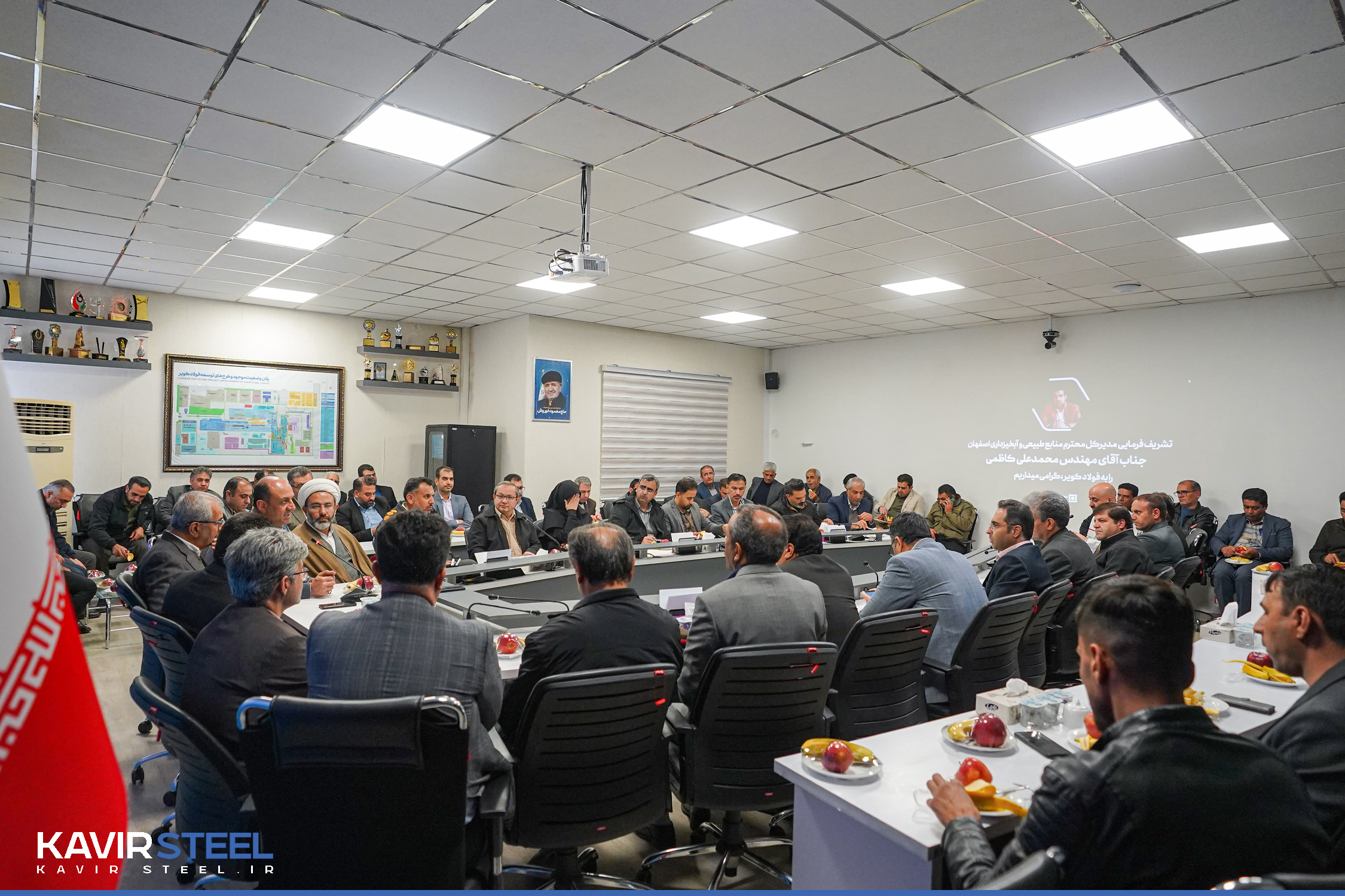 بازدید مدیرکل و رؤسای ادارات منابع طبیعی و آبخیزداری استان اصفهان از کارخانه فرآوری آب و پروژه‌ جنگل شهری فولاد کویر