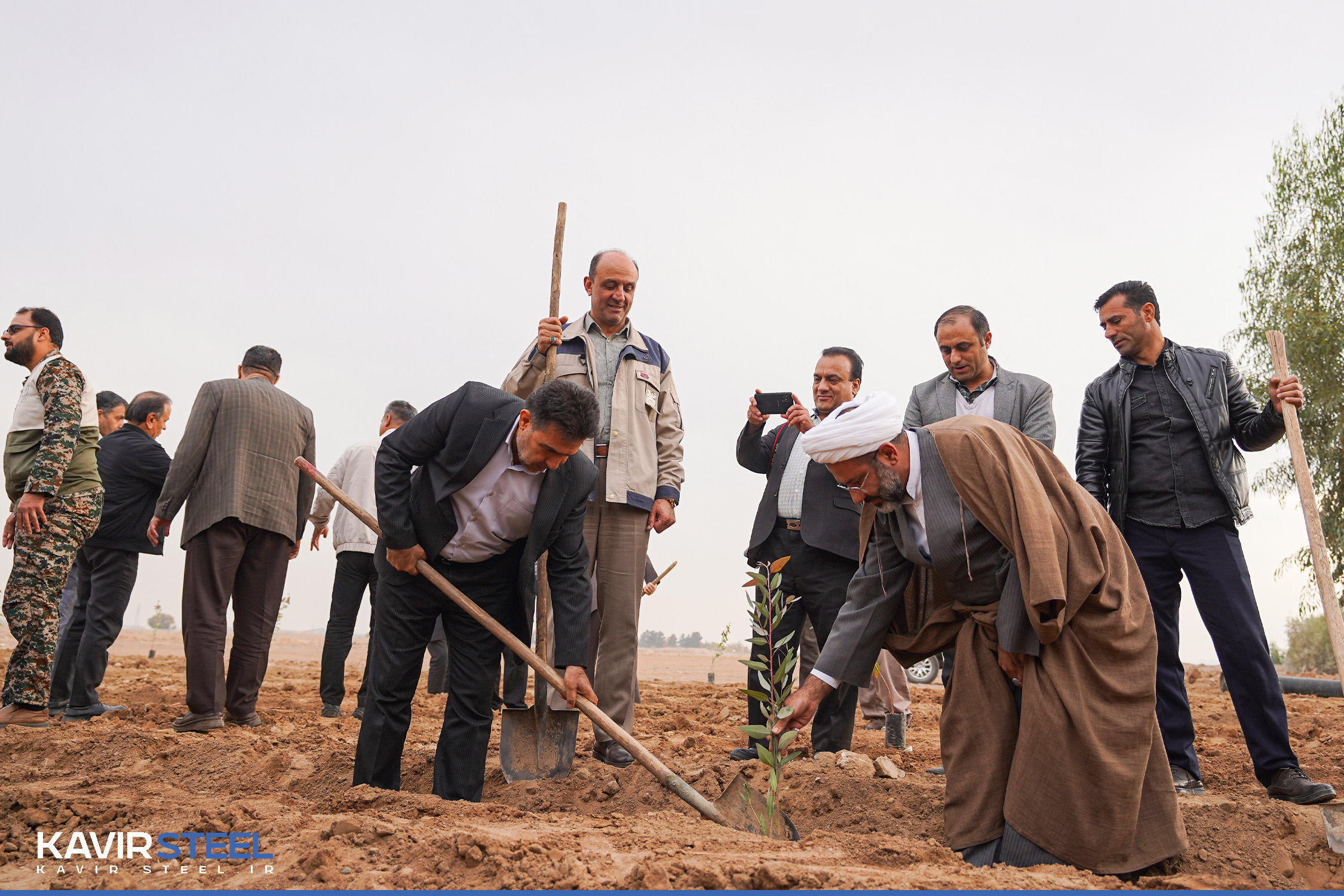 بازدید مدیرکل و رؤسای ادارات منابع طبیعی و آبخیزداری استان اصفهان از کارخانه فرآوری آب و پروژه‌ جنگل شهری فولاد کویر